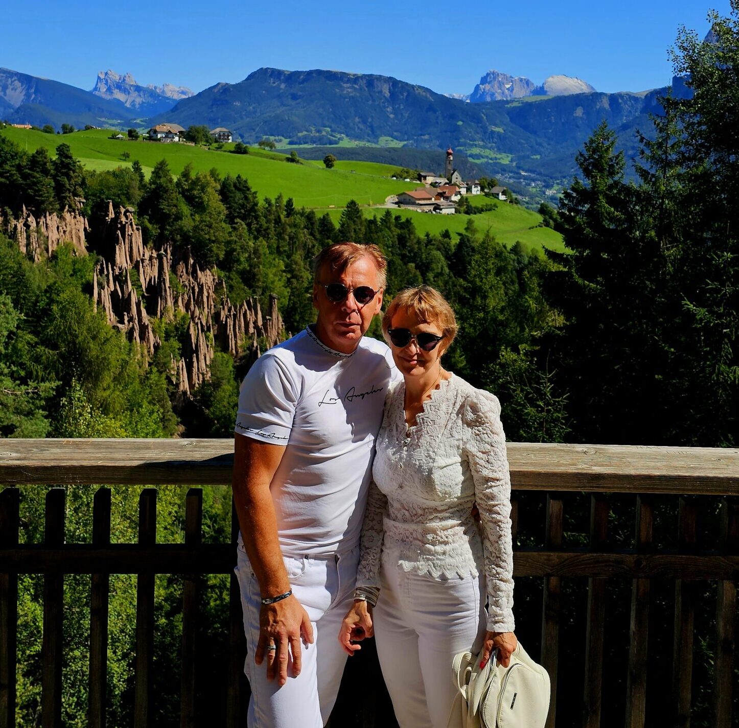 スイスの景色を背景にしたTuriとHelen