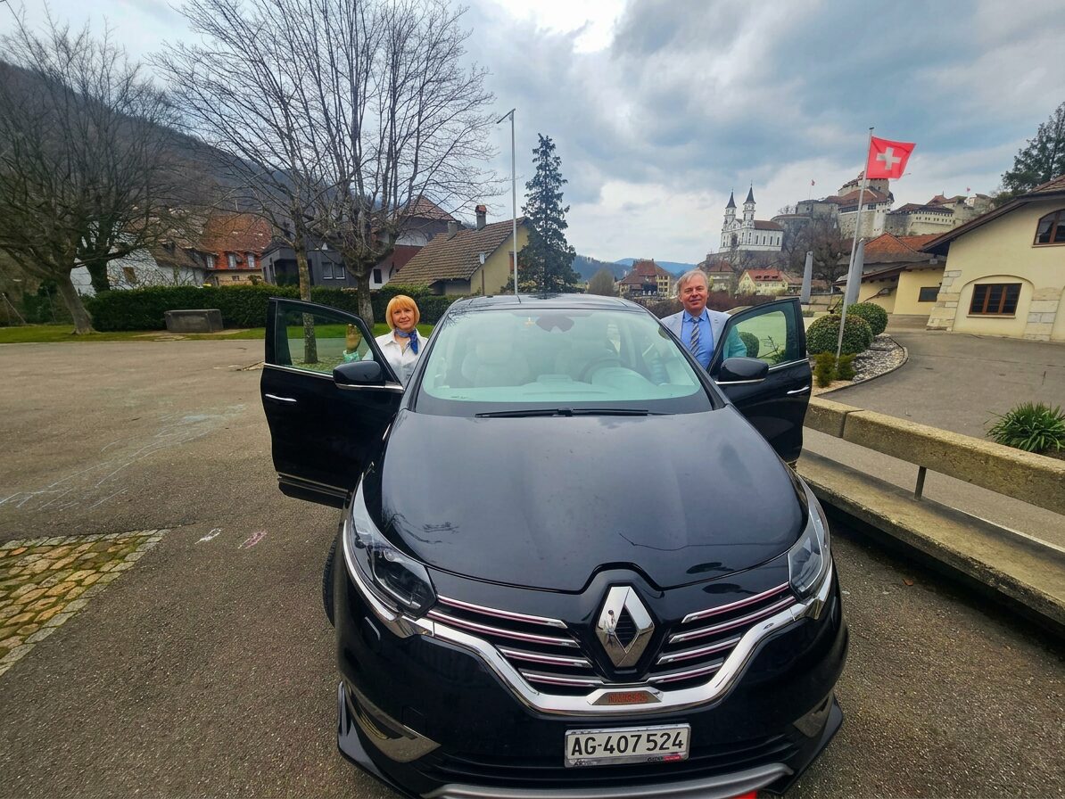 ツアーで使用する専用車の外観