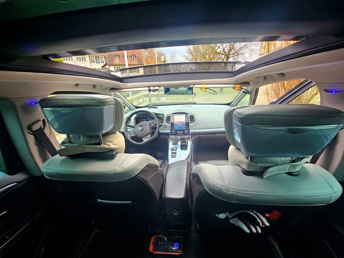 ガラスルーフ付きの前方車内