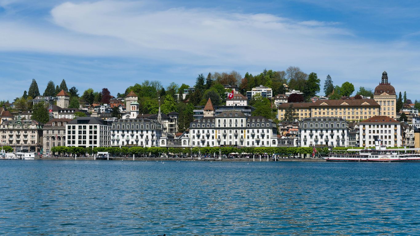 ルツェルンの湖畔風景