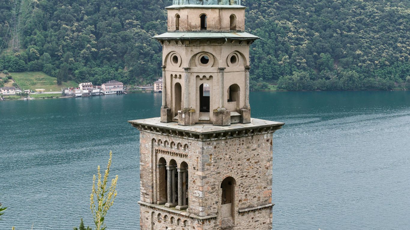 モルコーテと湖畔の街並み