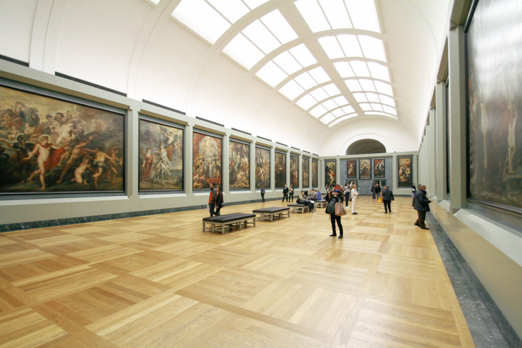 全天候型の博物館・美術館の館内展示スペース