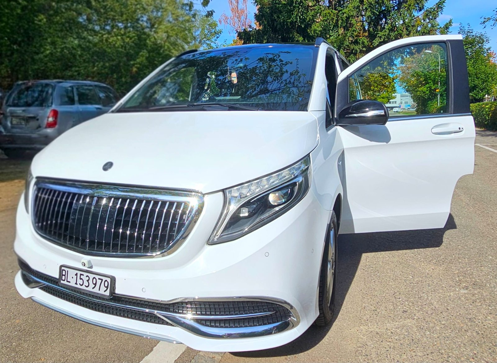 白い Mercedes-Benz V250 の外観（正面）