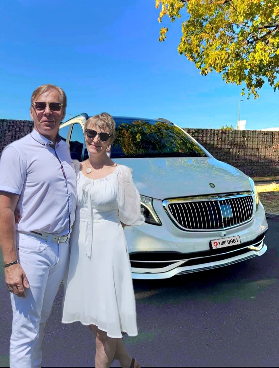 白い Mercedes-Benz V250 の前に立つガイドのTuriとHelen